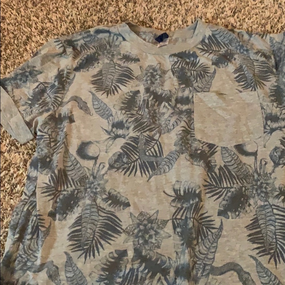 Men’s floral tee